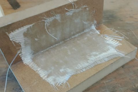 Transparente Klebeschicht auf Holzuntergrund