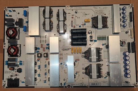 Leiterplatte eines Schaltnetzteils mit Transformatoren und Kondensatoren