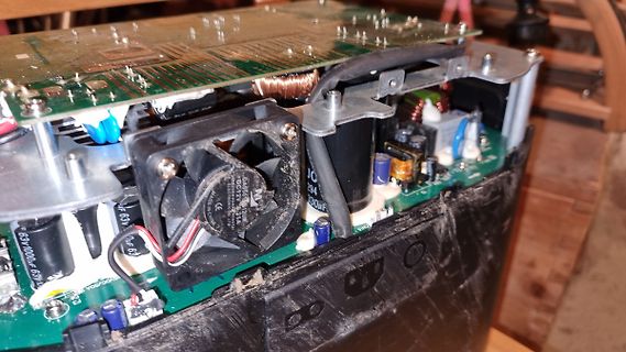 Innenansicht eines geöffneten elektronischen Geräts mit Lüfter