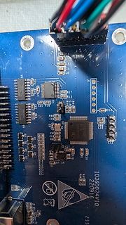 Nahaufnahme einer blauen Leiterplatte mit elektronischen Bauteilen