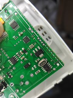 Nahaufnahme einer grünen Leiterplatte mit elektronischen Bauteilen
