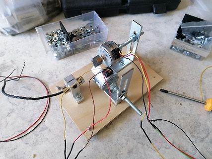 Aufbau mit Elektromotor auf Holzbrett