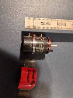 Schrittmotor mit Linearmotor-Beschriftung und Lineal