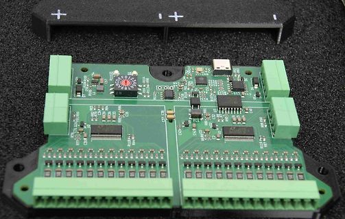 Grüne Leiterplatte mit elektronischen Bauteilen