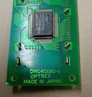 Leiterplatte mit integriertem Chip und Beschriftung