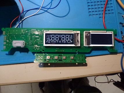 Grüne Leiterplatte mit LCD-Display und Tastenmodul
