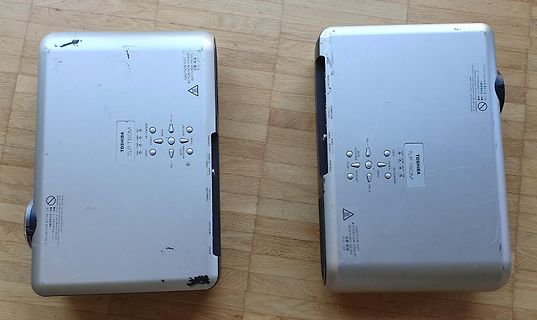 Zwei Toshiba TL-P160M Geräte auf Holzuntergrund