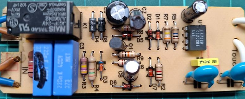 Elektronische Leiterplatte mit Bauteilen