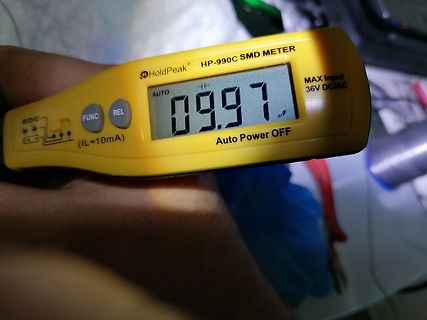 Gelbes Digitalmultimeter mit Messwert