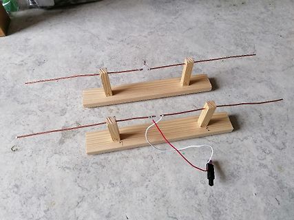 Aufbau mit zwei Drahtspannungen auf Holzsockeln