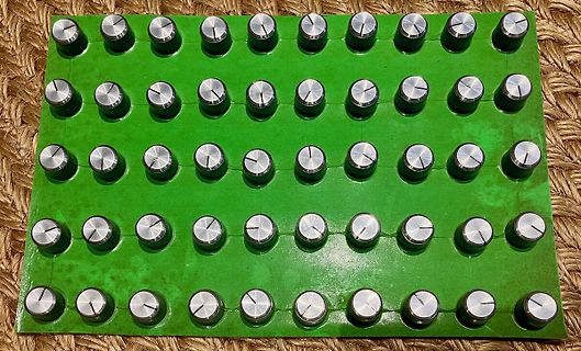 Grüne Leiterplatte mit vielen silbernen Potentiometern