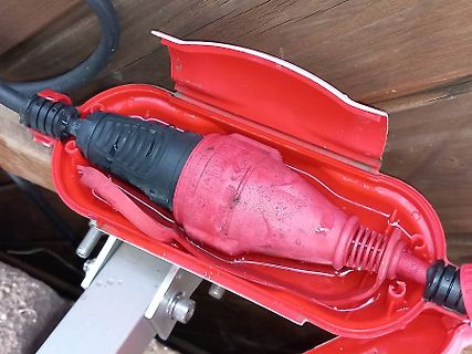 Stromstecker in wasserdichter Anschlussdose