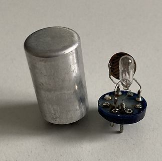 Elektrolytkondensator und eine Vakuumröhre