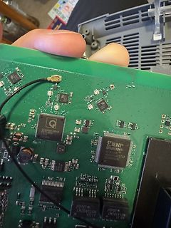 Nahaufnahme einer Leiterplatte mit FPGA und ICs