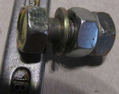 Metallschraube mit Muttern auf Metallprofil