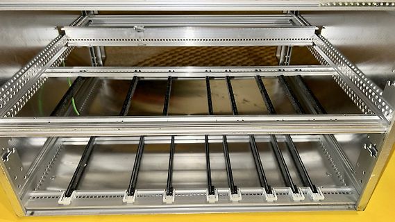 Innenansicht eines Metallgehäuses mit Schienen