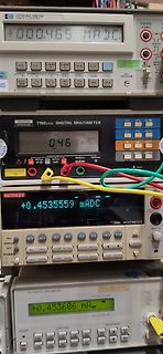 Mehrere digitale Multimeter übereinander gestapelt