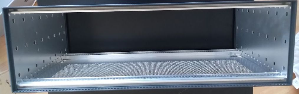 Leeres Metallgehäuse mit Lochblechboden