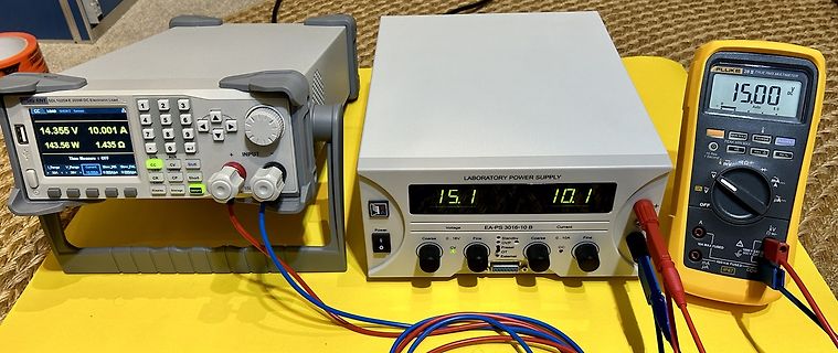 Elektronische Messgeräte und Labornetzteil auf gelbem Untergrund