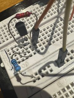 Aufbau auf einem Breadboard mit Widerständen und Transistor