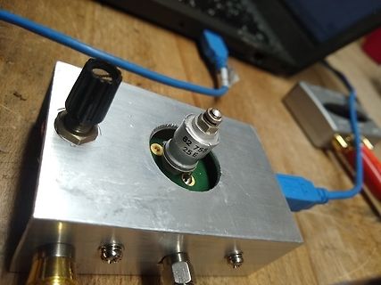 Gehäuse mit Potentiometer und Bauteil auf Holzuntergrund