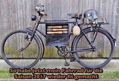 Fahrrad mit Schlagstöcken und Helm