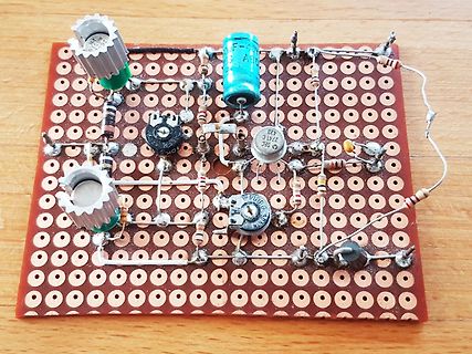 Selbstgelötete Lochrasterplatine mit elektronischen Bauteilen