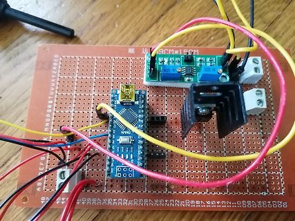 Aufbau auf Lochrasterplatine mit Mikrocontroller und Modulen
