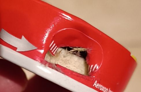 Beschädigte Oberfläche eines roten Objekts