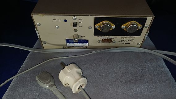 Elektronikgerät mit Anschlüssen und Netzkabel