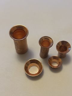 Fünf kupferfarbene Metallhülsen