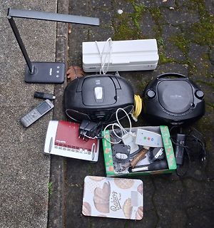 Verschiedene Elektrogeräte und Kleinteile auf Boden