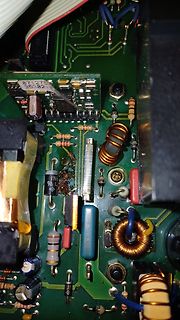 Nahaufnahme einer bestückten Leiterplatte mit elektronischen Bauteilen