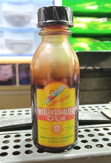 Braune Glasflasche mit Etikett