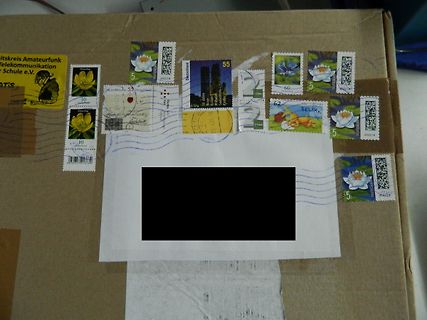 Briefumschlag mit Briefmarken auf Karton