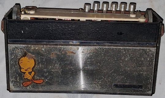 Altes tragbares Radio mit Cartoon-Aufkleber