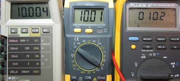 Drei Multimeter mit unterschiedlichen Messwerten