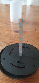 LED-Streifen auf schwarzem Sockel