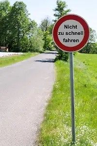 Verkehrsschild an einer Straße