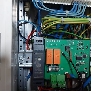 Elektronikmodul mit Relais und Verdrahtung