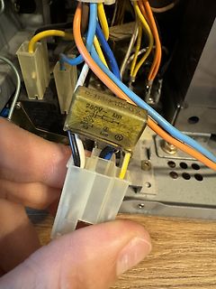 Elektrolytkondensator mit Kabeln und Steckverbindern