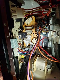 Innenansicht eines elektronischen Geräts mit Leiterplatten und Verkabelung
