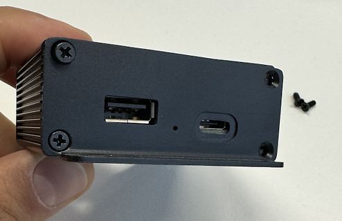 Gehäuse eines Mini-PCs mit Anschlüssen