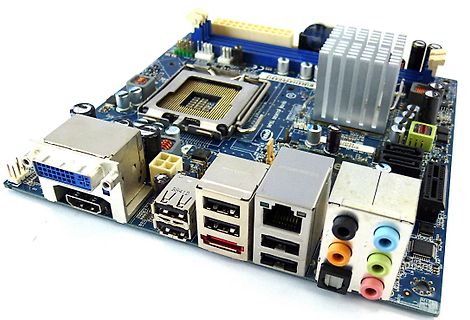 Computer-Mainboard mit CPU-Sockel und Anschlüssen
