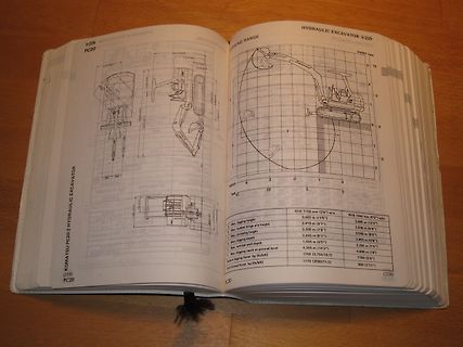 Aufgeschlagenes Handbuch eines Komatsu Hydraulikbaggers