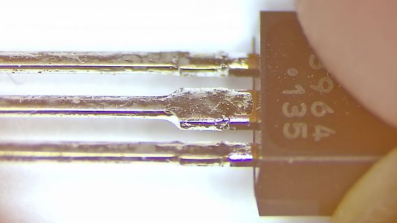 Makroaufnahme eines elektronischen Bauteils mit Anschlüssen