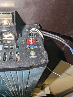 Nahaufnahme eines elektronischen Geräts mit DIP-Schalter und Status-LED