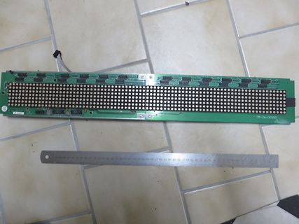Leiterplatte mit Matrix aus Lötpads und Lineal