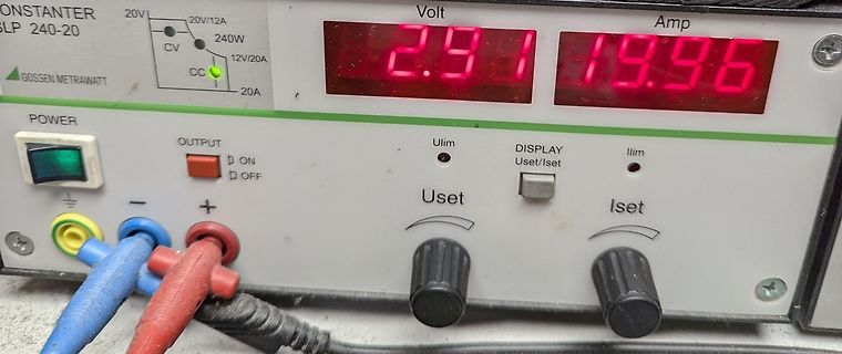 Labornetzteil mit Digitalanzeige