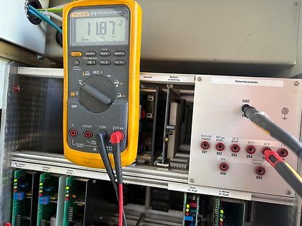 Multimeter Messung an Potentialverteiler
